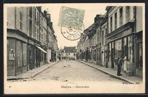 AK Cloyes, Grande-Rue animée avec boutiques et passants