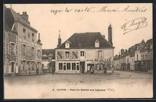 AK Cloyes, Place du Marché aux Légumes avec bâtiments historiques