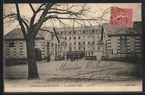 AK Nogent-le-Rotrou, La Caserne Sully avec soldats en formation devant le bâtiment