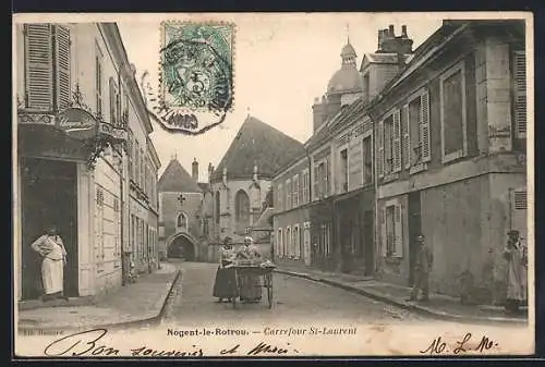 AK Nogent-le-Rotrou, Carrefour St-Laurent avec passants et architecture historique