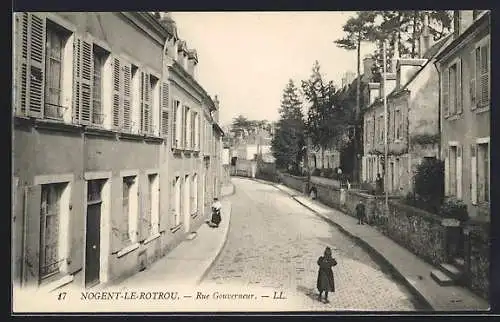 AK Nogent-le-Rotrou, Rue Gouverneur animée par des passants