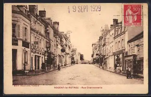 AK Nogent-le-Rotrou, Rue Charronnerie animée avec piétons et commerces