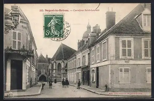 AK Nogent-le-Rotrou, Carrefour Saint-Laurent avec vue sur l`église et passants