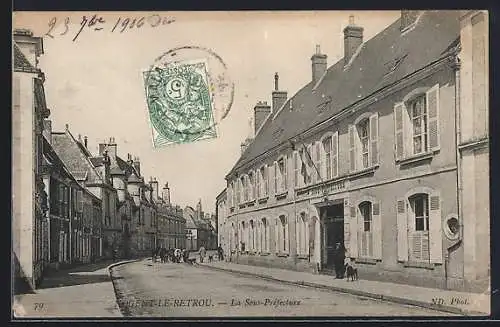 AK Nogent-le-Rotrou, La Sous-Préfecture et rue animée