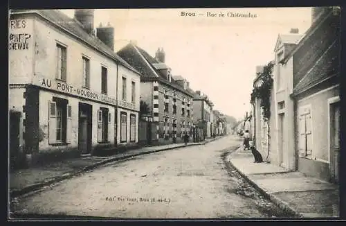 AK Brou, Rue de Châteaudun avec commerces et maisons anciennes