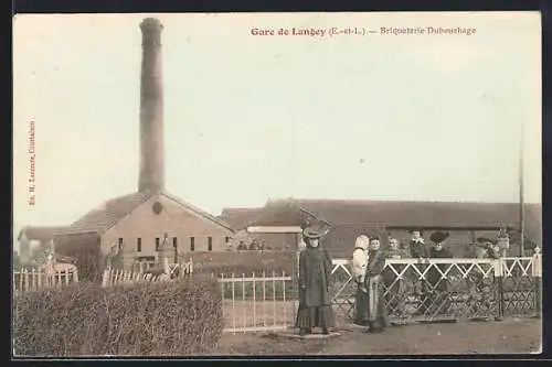 AK Langey, Briqueterie Dubucchlage et personnages devant la gare