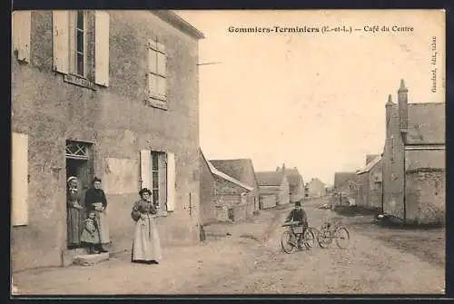 AK Gommiers-Terminiers, Café du Centre et scène de rue animée