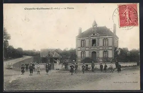 AK Chapelle-Guillaume, La Mairie avec enfants devant le bâtiment