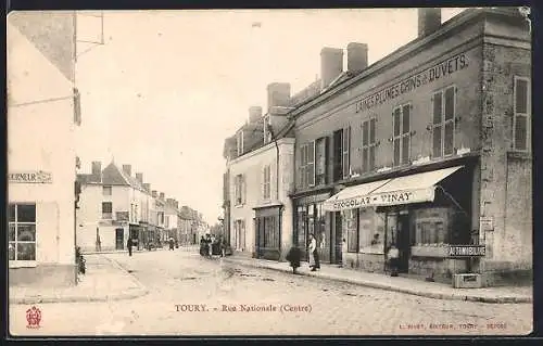 AK Toury, Rue Nationale avec commerces et passants