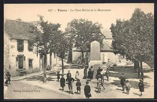 AK Toury, La Place Blériot et le Monument