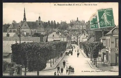 AK Nogent-le-Roi, Rue de la Gare avec vue sur l`église et les passants