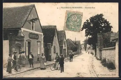 AK Villiers-le-Morhier, Scène animée dans la Grande-Rue avec cyclistes et passants