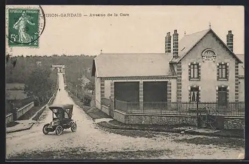 AK Thiron-Gardais, Avenue de la Gare avec voiture ancienne et bâtiment de la gare