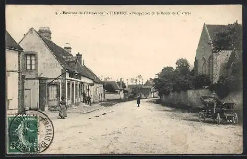 AK Thimert, Perspective de la Route de Chartres avec voitures et bâtiments historiques