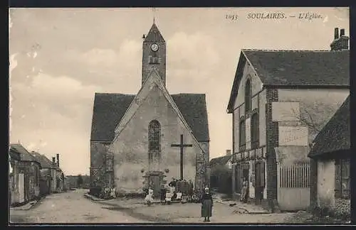 AK Soulaires, L`Église et rue animée avec villageois