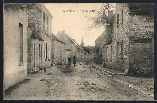 AK Prasville, Rue du Centre avec passants et maisons en pierre