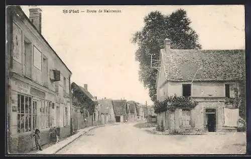 AK Saint-Piat, Route de Maintenon avec maisons anciennes et arbre majestueux