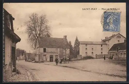 AK Saint-Piat, Place de la Liberté avec bâtiments et passants