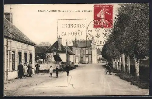 AK Senonches, Rue des Vallées avec villageois devant le café Aux Vallées