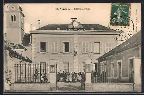 AK Auneau, L`Hôtel de Ville avec des habitants devant l`entrée