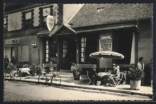 AK Abondant, Terrasse de l`Hostellerie St Pierre avec clients et vélos devant l`entrée