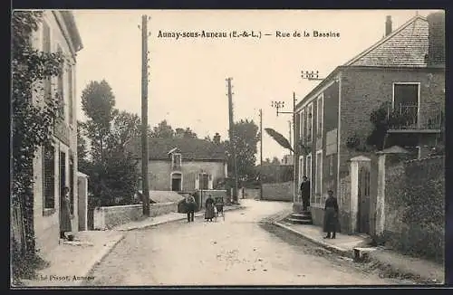 AK Aunay-sous-Auneau, Rue de la Bassine avec passants et bâtiments d`époque