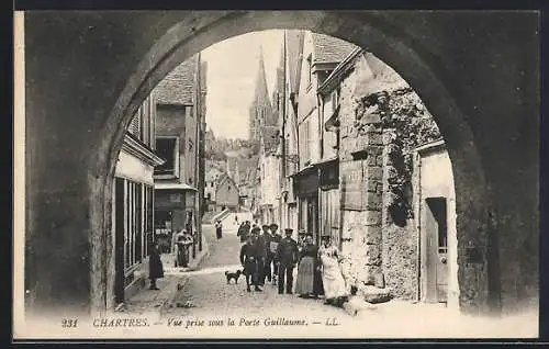 AK Chartres, Vue prise sous la Porte Guillaume