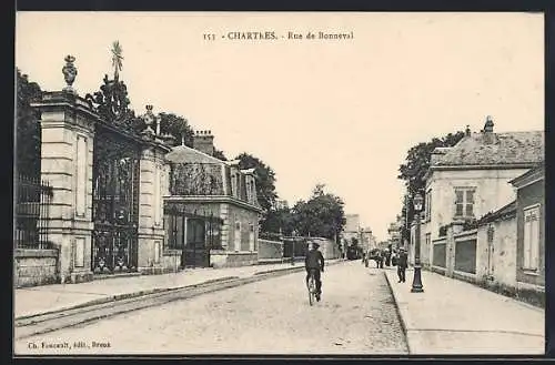 AK Chartres, Rue de Bonneval mit Radfahrer und Fussgängern entlang der Strasse