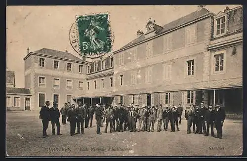 AK Chartres, École Normale d`Instituteurs avec groupe d`hommes devant le bâtiment