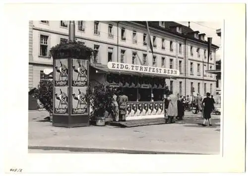 72 Fotografien Ansicht Bern, 62. Eidgenössisches Turnfest 1947, Kassenhäuschen am Bahnhof, Festgelände, Flaggenschmuck