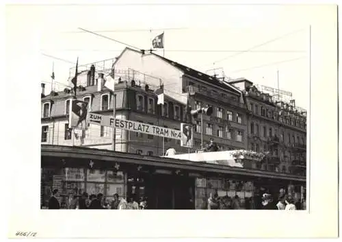 72 Fotografien Ansicht Bern, 62. Eidgenössisches Turnfest 1947, Kassenhäuschen am Bahnhof, Festgelände, Flaggenschmuck