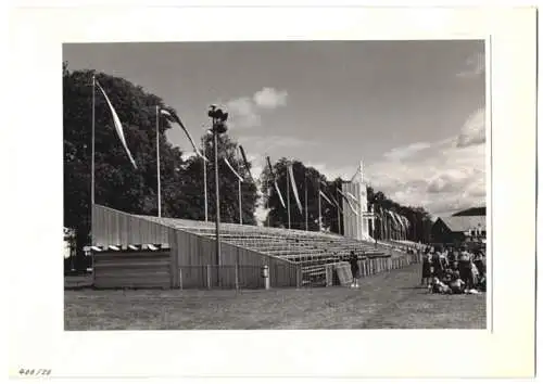 72 Fotografien Ansicht Bern, 62. Eidgenössisches Turnfest 1947, Kassenhäuschen am Bahnhof, Festgelände, Flaggenschmuck