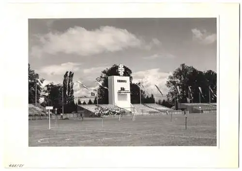 72 Fotografien Ansicht Bern, 62. Eidgenössisches Turnfest 1947, Kassenhäuschen am Bahnhof, Festgelände, Flaggenschmuck