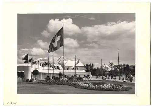 72 Fotografien Ansicht Bern, 62. Eidgenössisches Turnfest 1947, Kassenhäuschen am Bahnhof, Festgelände, Flaggenschmuck