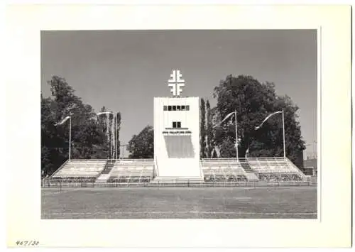 72 Fotografien Ansicht Bern, 62. Eidgenössisches Turnfest 1947, Kassenhäuschen am Bahnhof, Festgelände, Flaggenschmuck