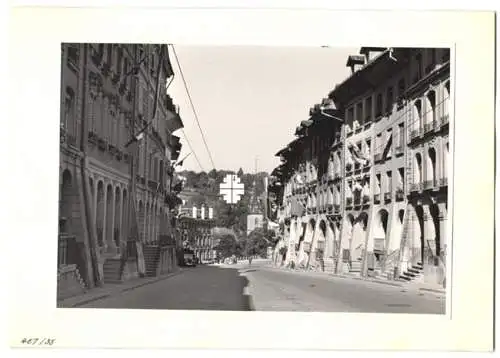 72 Fotografien Ansicht Bern, 62. Eidgenössisches Turnfest 1947, Kassenhäuschen am Bahnhof, Festgelände, Flaggenschmuck