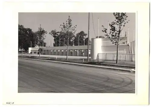 72 Fotografien Ansicht Bern, 62. Eidgenössisches Turnfest 1947, Kassenhäuschen am Bahnhof, Festgelände, Flaggenschmuck