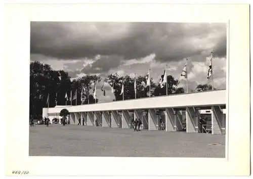 72 Fotografien Ansicht Bern, 62. Eidgenössisches Turnfest 1947, Kassenhäuschen am Bahnhof, Festgelände, Flaggenschmuck