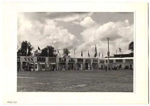 72 Fotografien Ansicht Bern, 62. Eidgenössisches Turnfest 1947, Kassenhäuschen am Bahnhof, Festgelände, Flaggenschmuck