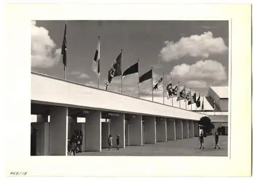 72 Fotografien Ansicht Bern, 62. Eidgenössisches Turnfest 1947, Kassenhäuschen am Bahnhof, Festgelände, Flaggenschmuck