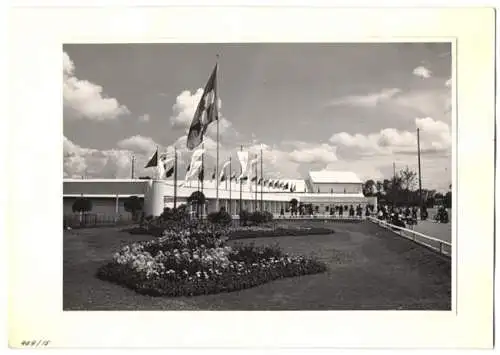 72 Fotografien Ansicht Bern, 62. Eidgenössisches Turnfest 1947, Kassenhäuschen am Bahnhof, Festgelände, Flaggenschmuck