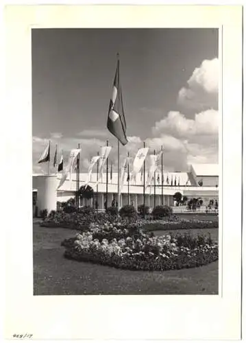 72 Fotografien Ansicht Bern, 62. Eidgenössisches Turnfest 1947, Kassenhäuschen am Bahnhof, Festgelände, Flaggenschmuck