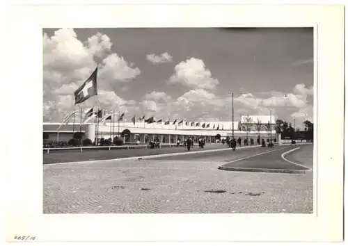 72 Fotografien Ansicht Bern, 62. Eidgenössisches Turnfest 1947, Kassenhäuschen am Bahnhof, Festgelände, Flaggenschmuck