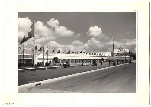 72 Fotografien Ansicht Bern, 62. Eidgenössisches Turnfest 1947, Kassenhäuschen am Bahnhof, Festgelände, Flaggenschmuck