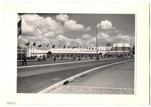 72 Fotografien Ansicht Bern, 62. Eidgenössisches Turnfest 1947, Kassenhäuschen am Bahnhof, Festgelände, Flaggenschmuck