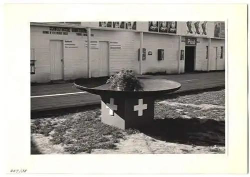 72 Fotografien Ansicht Bern, 62. Eidgenössisches Turnfest 1947, Kassenhäuschen am Bahnhof, Festgelände, Flaggenschmuck