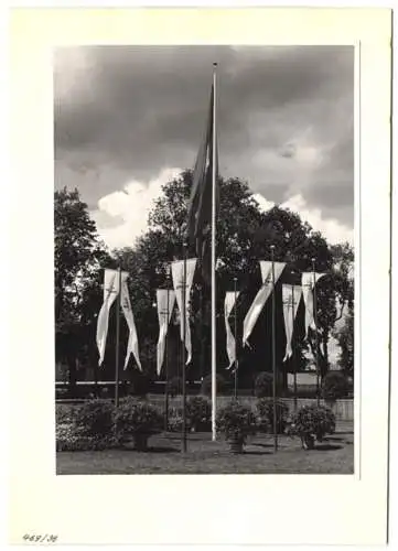 72 Fotografien Ansicht Bern, 62. Eidgenössisches Turnfest 1947, Kassenhäuschen am Bahnhof, Festgelände, Flaggenschmuck