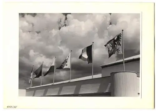 72 Fotografien Ansicht Bern, 62. Eidgenössisches Turnfest 1947, Kassenhäuschen am Bahnhof, Festgelände, Flaggenschmuck