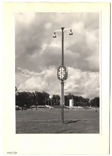 72 Fotografien Ansicht Bern, 62. Eidgenössisches Turnfest 1947, Kassenhäuschen am Bahnhof, Festgelände, Flaggenschmuck