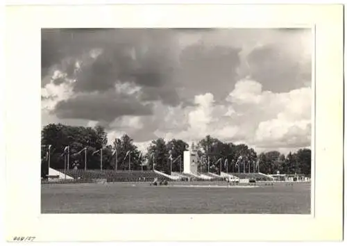 72 Fotografien Ansicht Bern, 62. Eidgenössisches Turnfest 1947, Kassenhäuschen am Bahnhof, Festgelände, Flaggenschmuck